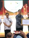 Gubernur Kalbar, Ria Norsan, menerima penghargaan peringkat ketiga terbaik nasional dari Arsip (1) (1) Gubernur Kalimantan Barat Ria Norsan menerima penghargaan kearsipan nasional dari Kepala ANRI Mego Pinandito di Gedung ANRI, Jakarta Selatan