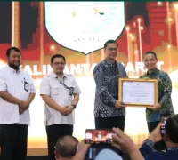 Gubernur Kalbar, Ria Norsan, menerima penghargaan peringkat ketiga terbaik nasional dari Arsip (1) (1) Gubernur Kalimantan Barat Ria Norsan menerima penghargaan kearsipan nasional dari Kepala ANRI Mego Pinandito di Gedung ANRI, Jakarta Selatan