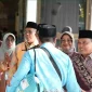 Gubernur Kalimantan Barat Ria Norsan menyambut kedatangan kloter pertama jemaah haji Kalbar di Asrama Haji Embarkasi Batam.