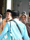 Gubernur Kalimantan Barat Ria Norsan menyambut kedatangan kloter pertama jemaah haji Kalbar di Asrama Haji Embarkasi Batam.
