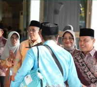 Gubernur Kalimantan Barat Ria Norsan menyambut kedatangan kloter pertama jemaah haji Kalbar di Asrama Haji Embarkasi Batam.