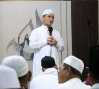 Gubernur Kalbar Ria Norsan menyampaikan tausiyah usai Salat Tarawih Ramadan 1447 H di Surau Al Baaqi Pendopo Gubernur Kalbar, Kamis (19/2/2026).
