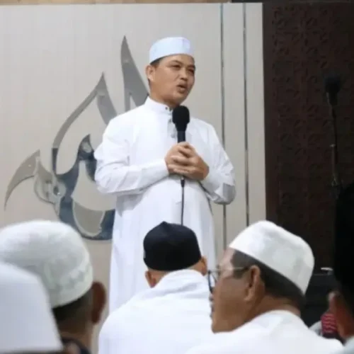 Gubernur Kalbar Ria Norsan menyampaikan tausiyah usai Salat Tarawih Ramadan 1447 H di Surau Al Baaqi Pendopo Gubernur Kalbar, Kamis (19/2/2026).