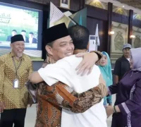 Gubernur Kalbar Ria Norsan bersama alumni IKA SMKN 4 Pontianak saat Halal Bihalal di Pendopo Gubernur Kalimantan Barat.