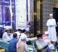 Gubernur Kalbar Ria Norsan saat Subuh berjamaah di Masjid Darussalam Kapuas Hulu, Minggu (22/2/2026).
