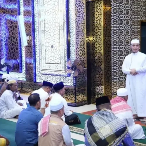 Gubernur Kalbar Ria Norsan saat Subuh berjamaah di Masjid Darussalam Kapuas Hulu, Minggu (22/2/2026).