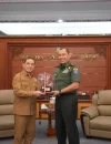 Gubernur Kalbar Ria Norsan menerima kunjungan Pangdam XII/Tanjungpura Mayjen TNI Jamallulael di ruang kerja gubernur Pontianak. (instagram.com/adpim.provkalbar)