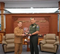 Gubernur Kalbar Ria Norsan menerima kunjungan Pangdam XII/Tanjungpura Mayjen TNI Jamallulael di ruang kerja gubernur Pontianak. (instagram.com/adpim.provkalbar)