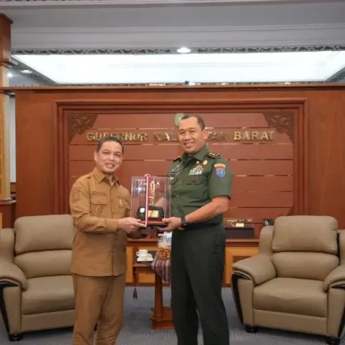 Gubernur Kalbar Ria Norsan menerima kunjungan Pangdam XII/Tanjungpura Mayjen TNI Jamallulael di ruang kerja gubernur Pontianak. (instagram.com/adpim.provkalbar)