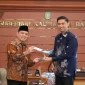 Gubernur Kalimantan Barat Ria Norsan menerima jajaran manajemen Garuda Indonesia di Ruang Kerja Gubernur, Jumat (9/1/2026). (instagram.comadpim.provkalbar)