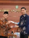 Gubernur Kalimantan Barat Ria Norsan menerima jajaran manajemen Garuda Indonesia di Ruang Kerja Gubernur, Jumat (9/1/2026). (instagram.comadpim.provkalbar)