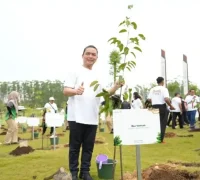 Gubernur Kalimantan Barat Ria Norsan bersama peserta mengikuti jalan santai dan penanaman pohon di kawasan inti Ibu Kota Nusantara (IKN) sebagai bentuk dukungan terhadap percepatan pembangunan IKN. (instagram.com/adpim.provkalbar)
