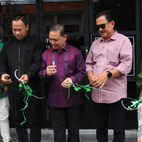 Gubernur Kalimantan Barat Ria Norsan meresmikan Green Asana Coffee di Pontianak Timur. (instagram.com/adpim.provkalbar)