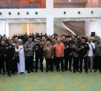 Gubernur Kalimantan Barat, Ria Norsan, menghadiri Musyawarah Besar Laskar Pemuda Melayu (LPM) Provinsi Kalbar Tahun 2025 di Harris Hotel Pontianak, Minggu (7/12/2025). (MC Kalbar)