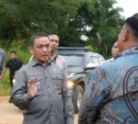 Gubernur Kalimantan Barat Ria Norsan meninjau dampak jembatan runtuh di Kabupaten Kubu Raya dan membahas solusi darurat.