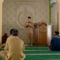 Gubernur Kalbar Ria Norsan memberikan tausiah usai Salat Zuhur berjamaah di Masjid An-Naim, Kompleks Kantor Gubernur Kalbar.