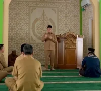 Gubernur Kalbar Ria Norsan memberikan tausiah usai Salat Zuhur berjamaah di Masjid An-Naim, Kompleks Kantor Gubernur Kalbar.