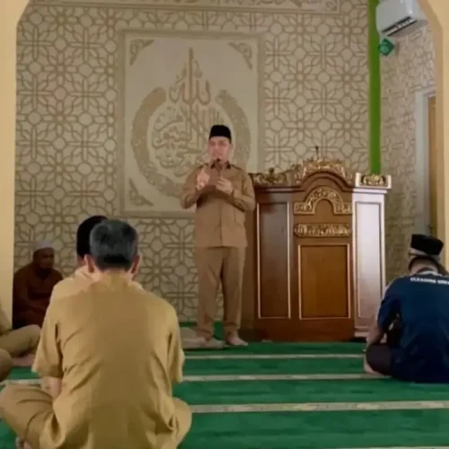 Gubernur Kalbar Ria Norsan memberikan tausiah usai Salat Zuhur berjamaah di Masjid An-Naim, Kompleks Kantor Gubernur Kalbar.