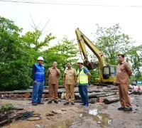 Gubernur Ria Norsan meninjau kondisi pembangunan Jembatan Sungai Kakap bersama jajaran PUPR Kalbar. (MC Kalbar)