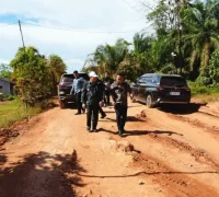 Gubernur Ria Norsan meninjau kondisi jalan Pesaguan Kendawangan di Ketapang.
