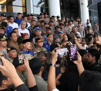 Gubernur Kalbar Ria Norsan berdialog dengan massa demonstran di halaman Kantor Gubernur Kalimantan Barat didampingi Wakil Gubernur Krisantus Kurniawan.