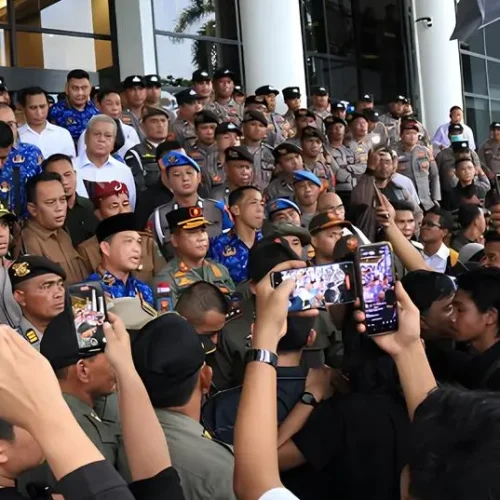 Gubernur Kalbar Ria Norsan berdialog dengan massa demonstran di halaman Kantor Gubernur Kalimantan Barat didampingi Wakil Gubernur Krisantus Kurniawan.