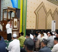 Gubernur Kalbar Ria Norsan saat memberikan kultum Safari Ramadan di Masjid Raya Darunnajah Kapuas Hulu.