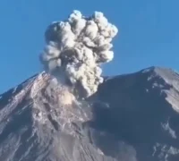 Gunung Semeru kembali erupsi pada 7 September 2026 saat berstatus Level III Siaga. (Foto: x.com/haixensen)