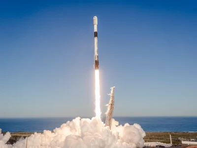 Roket Falcon 9 milik SpaceX saat peluncuran misi satelit Starlink.