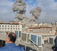 Asap hitam membubung di langit Teheran setelah serangan rudal dan udara oleh pasukan AS dan Israel di kawasan Iran.