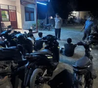 Petugas Polsek Teluk Batang menertibkan motor knalpot brong saat razia balap liar di Kayong Utara selama Ramadan.