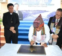 Wakil Gubernur Kalbar Krisantus Kurniawan saat meresmikan HKBP Distrik XXXIII Kalimantan Barat di Gereja HKBP Pontianak.
