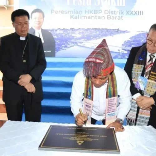 Wakil Gubernur Kalbar Krisantus Kurniawan saat meresmikan HKBP Distrik XXXIII Kalimantan Barat di Gereja HKBP Pontianak.