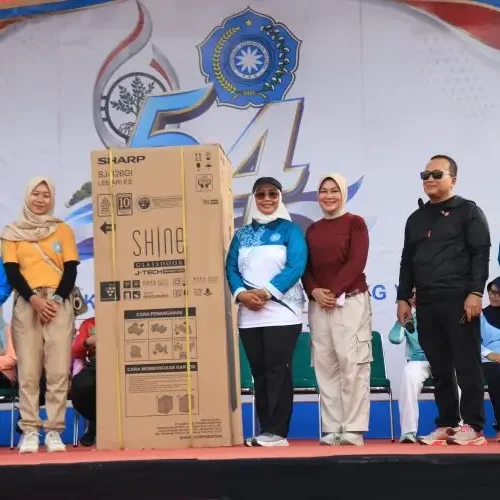 Ketua TP PKK Kalbar Erlina Ria Norsan menghadiri Senam Bersama dalam rangka HKG PKK ke-54 Tahun 2026 di Halaman Kantor Bupati Kubu Raya.