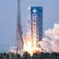Roket Long March-10B milik China berhasil mendarat menggunakan sistem jaring di platform laut setelah menyelesaikan peluncuran dari Wenchang, Hainan.