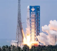 Roket Long March-10B milik China berhasil mendarat menggunakan sistem jaring di platform laut setelah menyelesaikan peluncuran dari Wenchang, Hainan.