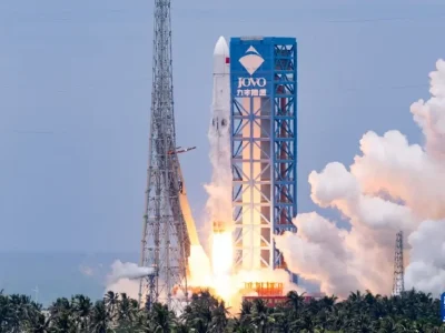 Roket Long March-10B milik China berhasil mendarat menggunakan sistem jaring di platform laut setelah menyelesaikan peluncuran dari Wenchang, Hainan.