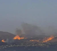 Asap membumbung di wilayah Lebanon selatan setelah serangan udara Israel di tengah meningkatnya konflik.