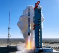 Roket Zhuque-3 milik LandSpace berhasil mendaratkan booster tahap pertama di Provinsi Gansu, China. (Foto: x.com/globaltimesnews)
