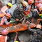 Tim SAR mencari korban bencana banjir bandang dan runtuhnya gunung es di perbatasan Nepal-Cina. (Foto: x.com/Scary_peeps)