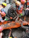 Tim SAR mencari korban bencana banjir bandang dan runtuhnya gunung es di perbatasan Nepal-Cina. (Foto: x.com/Scary_peeps)
