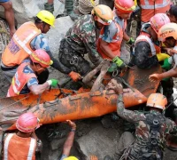 Tim SAR mencari korban bencana banjir bandang dan runtuhnya gunung es di perbatasan Nepal-Cina. (Foto: x.com/Scary_peeps)