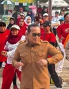 Bupati Kubu Raya Sujiwo mengikuti kegiatan senam bersama warga Sungai Ambawang dalam peringatan HUT Kubu Raya dan HUT RI.