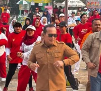 Bupati Kubu Raya Sujiwo mengikuti kegiatan senam bersama warga Sungai Ambawang dalam peringatan HUT Kubu Raya dan HUT RI.