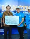 Gubernur Kalimantan Barat Ria Norsan membuka lomba mancing HUT Bank Kalbar ke-62 di kawasan Sungai Jawi Pontianak yang diikuti ribuan peserta.