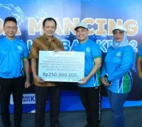 Gubernur Kalimantan Barat Ria Norsan membuka lomba mancing HUT Bank Kalbar ke-62 di kawasan Sungai Jawi Pontianak yang diikuti ribuan peserta.