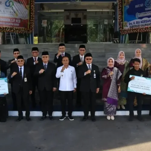 Wakil Gubernur Kalbar Krisantus Kurniawan bersama jajaran Bank Kalbar dalam peringatan HUT ke-62 di Pontianak.