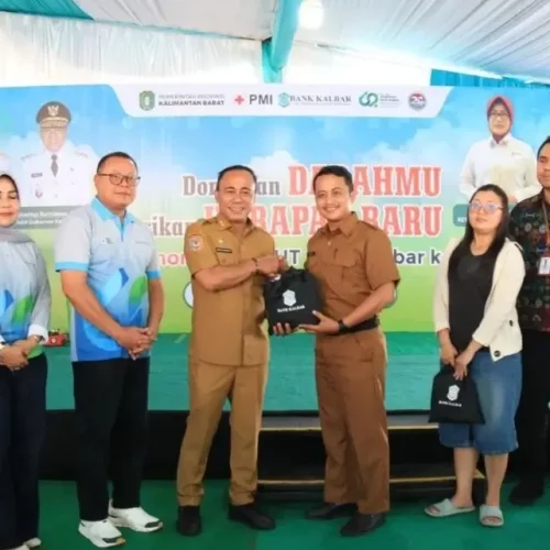 Wagub Kalbar Krisantus Kurniawan saat menghadiri donor darah HUT ke-62 Bank Kalbar di Pontianak.