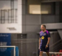 Hansi Flick memimpin Barcelona, menekankan fokus tim meski di puncak klasemen LaLiga. (instagram.com/hansiflick_officialy)