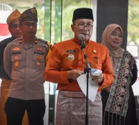 Bupati Kubu Raya Sujiwo saat memimpin upacara Hardiknas 2026 di selasar Kantor Bupati Kubu Raya
